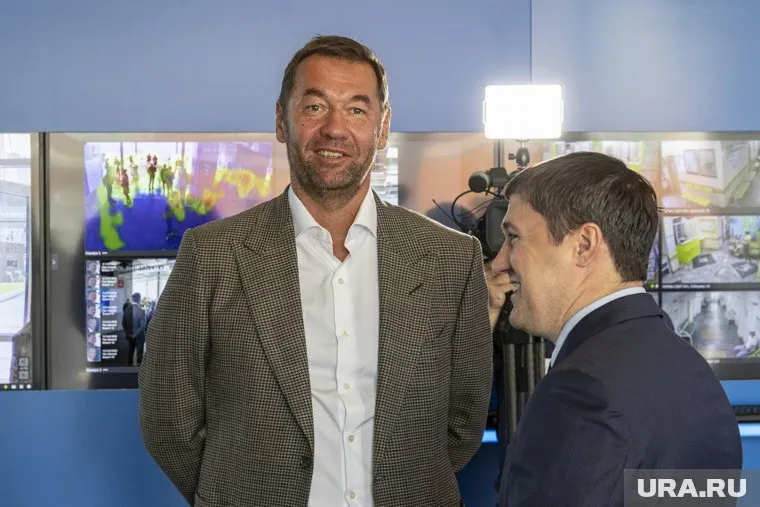 Источник: олигарх Андрей Кузяев (слева) вел переговоры с губернатором Дмитрием Махониным (справа) по мэру Дмитрию Самойлову