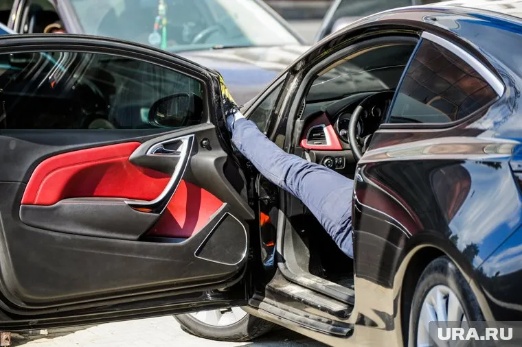 Водители из Свердловской области чаще всего жалуются на автолюбителей, объезжающих пробки