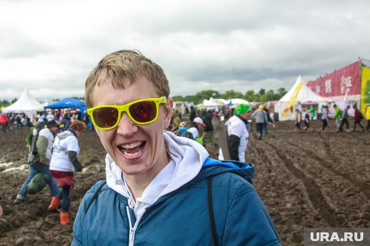 Спасать гостей из грязи приезжали трактористы из близлежащих деревень