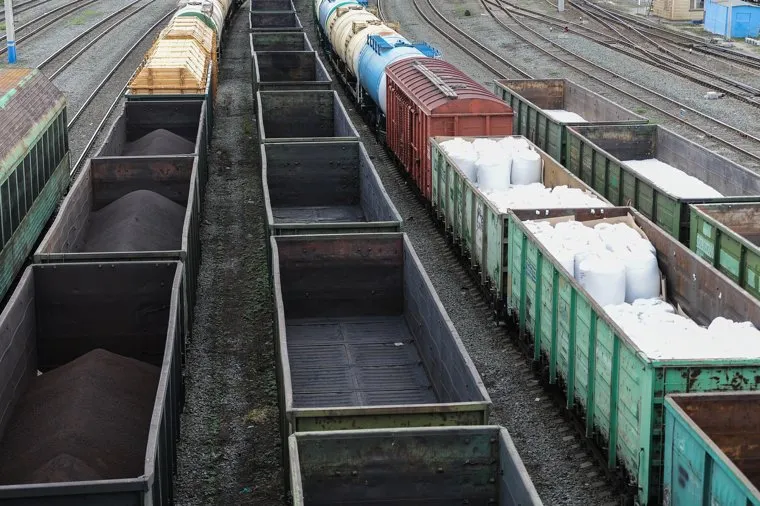 Железнодорожная станция, горка и вокзал. РЖД. Челябинск, поезд, вагон, грузовой поезд, сырье для металлургии