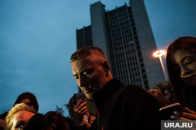 По мнению Евгения Ройзмана, россияне менее охотно помогают друг другу, чем раньше