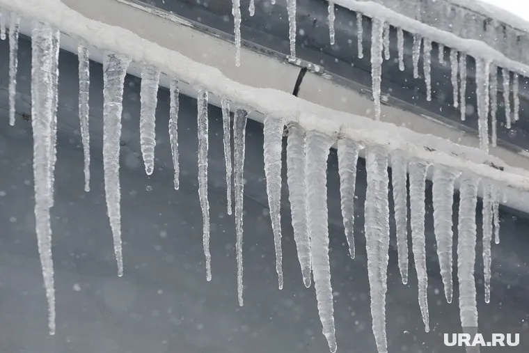 В Шурышкарском районе на крышах домов образовались сосульки