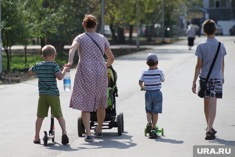 Многодетным семьям в Тюменской области выплачивают по 17 тысяч рублей ежемесячно