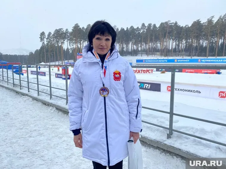 Ишмуратова наблюдает за состязаниями финала Кубка России по биатлону в Златоусте