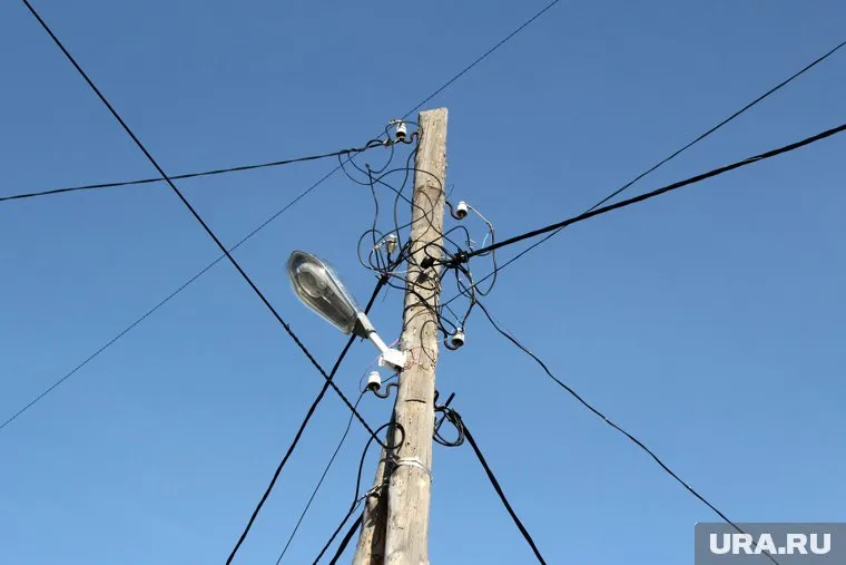 Старая деревянная опора сломалась под весом рабочего