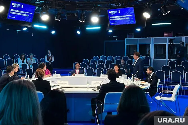 Испанский предприниматель на ПМЭФ извинился перед блокадницей