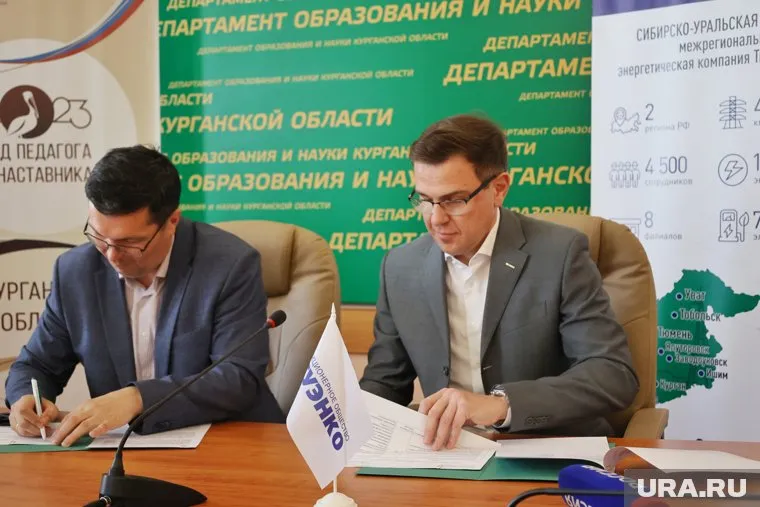 Соглашение подписали директор департамента образования Курганской области Андрей Кочеров (слева) и руководитель СУЭНКО Данил Анучин