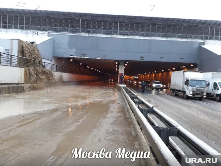 Движение в тоннеле приостановлено