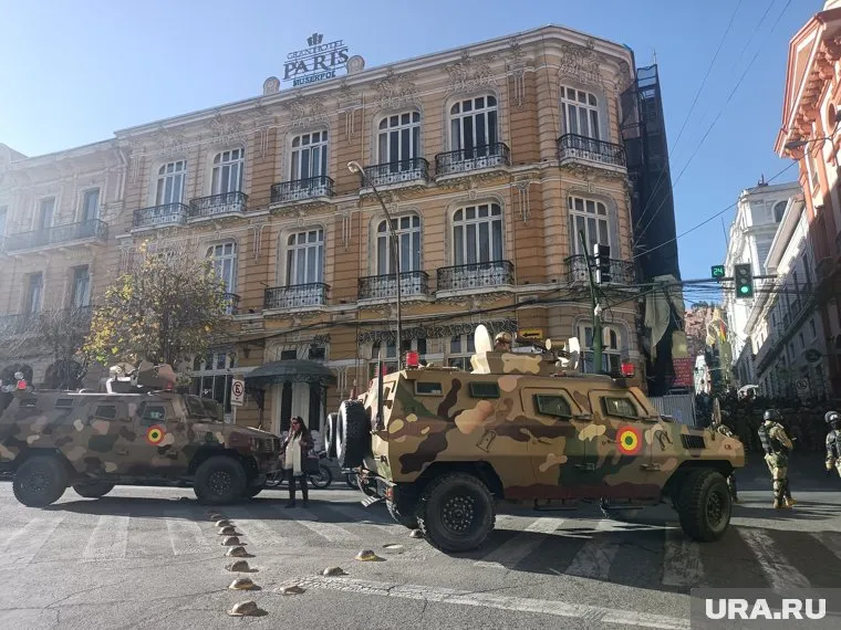 Военные использовали для штурма президентского дворца бронетехнику