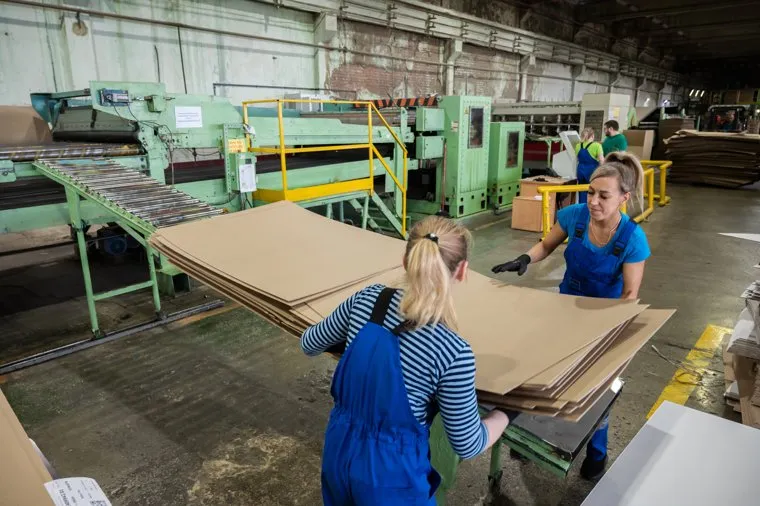 Экскурсия по обновленному ПЦБК для ветеранов предприятия, вышедших на пенсию. Пермь