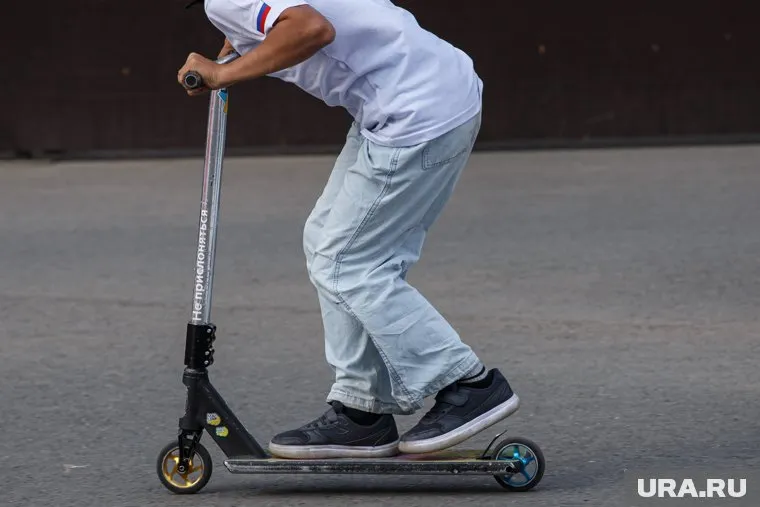 Мальчик переезжал через дорогу, не спешившись