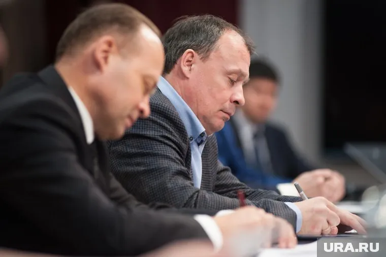 Для Пересторонина (слева) Казакова - слишком самостоятельная и волевая. А для Орлова (правее, в фокусе) - в самый раз