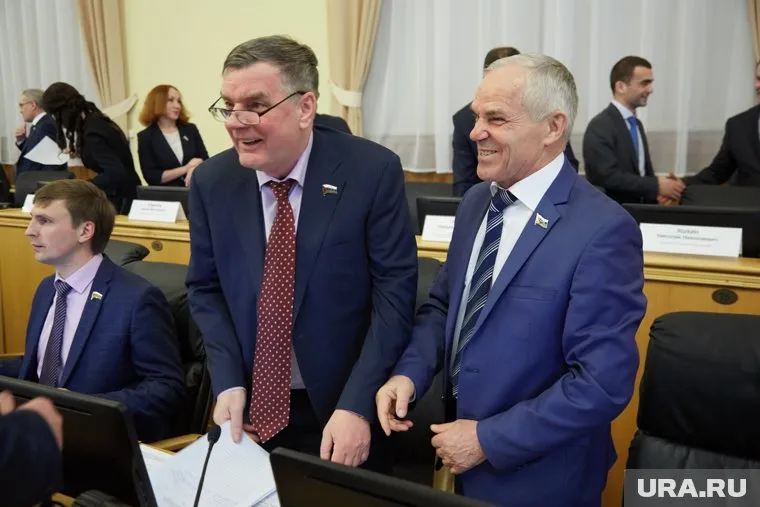 Вячеслав Танкеев (слева) больше не хочет занимать должность зампредседателя бюджетного комитета