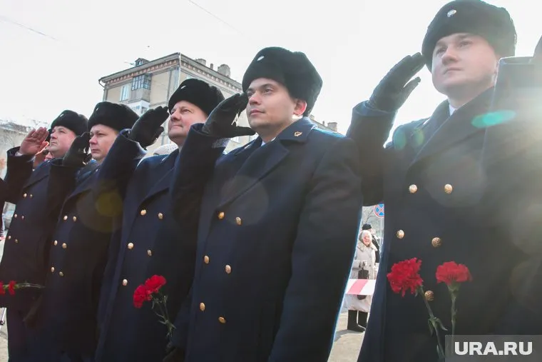 К мемориальной доске возложили цветы