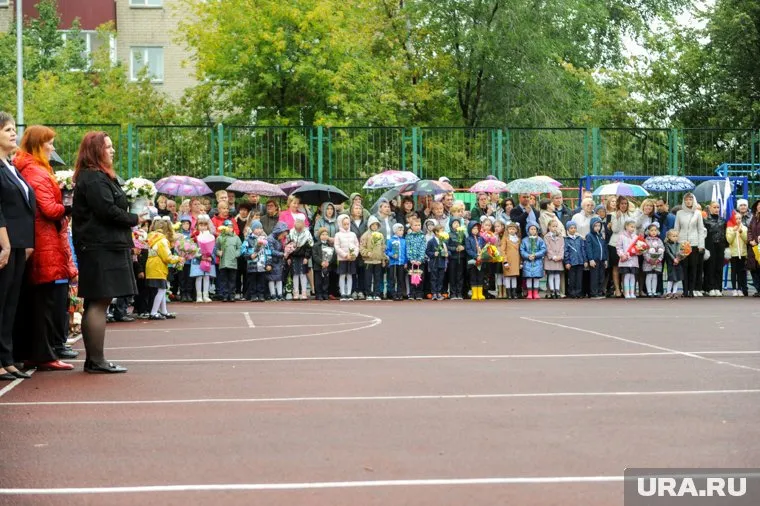 Школа также не разрешила приводить на линейку фотографа и видеооператора (фото из архива)