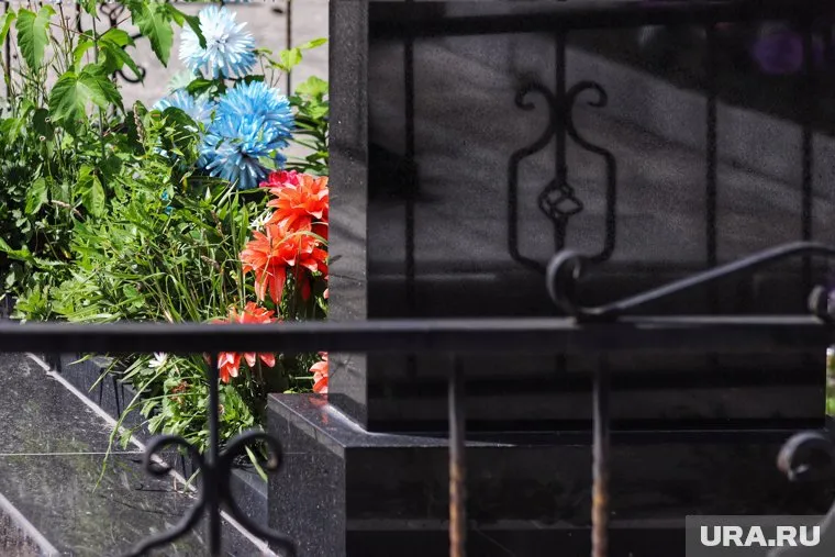 Мрамор и плитку с разных могил украли за последние несколько дней