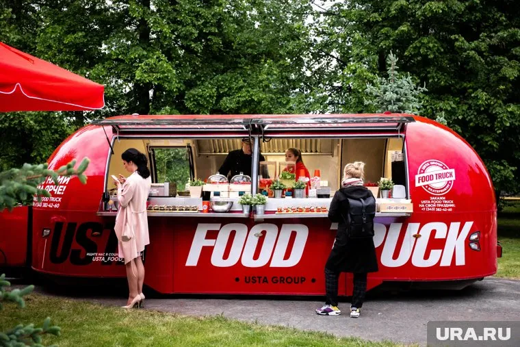 В фургоне есть оборудование для приготовления напитков и фастфуда