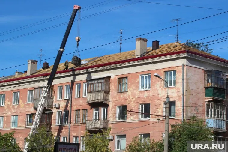 Рабочий скончался после падения с крыши дома