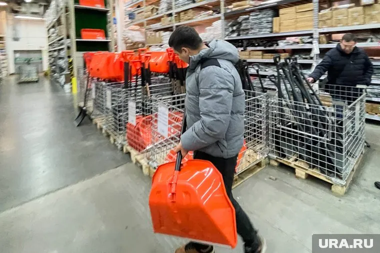 Пермяки запаслись лопатами для участия в соревнованиях