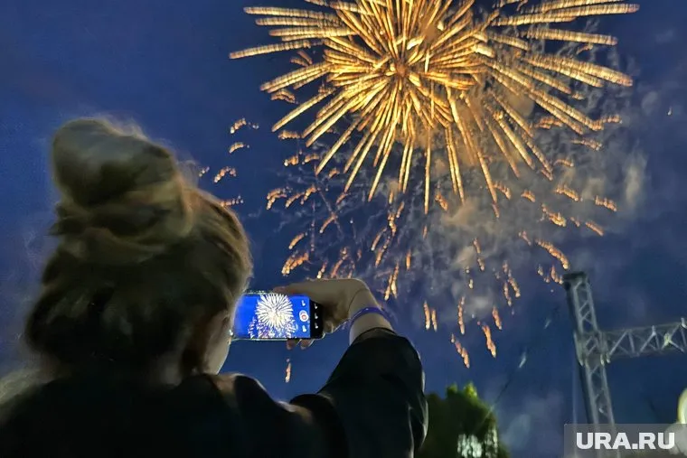 Рэпер Ганвест исполнил хиты под салют в Кургане