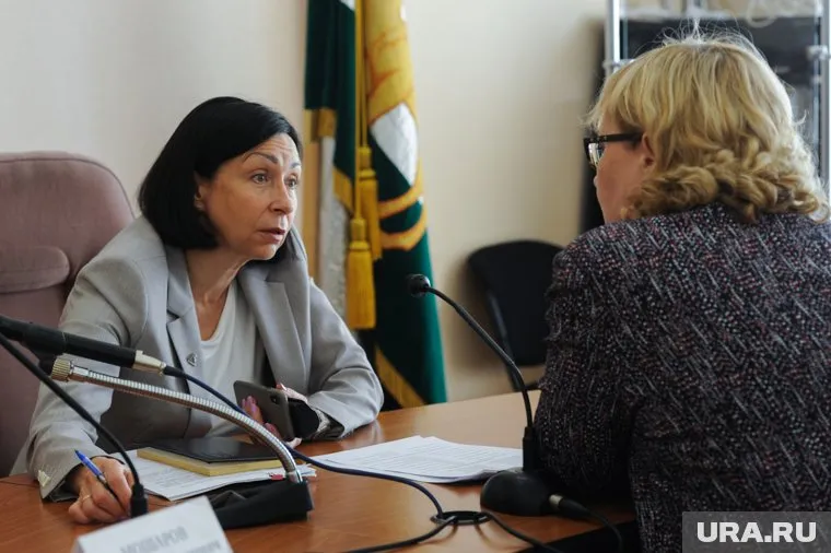 Мэр Наталья Котова (слева) отправила в отставку своего зама по экономике Елену Мурзину (справа)