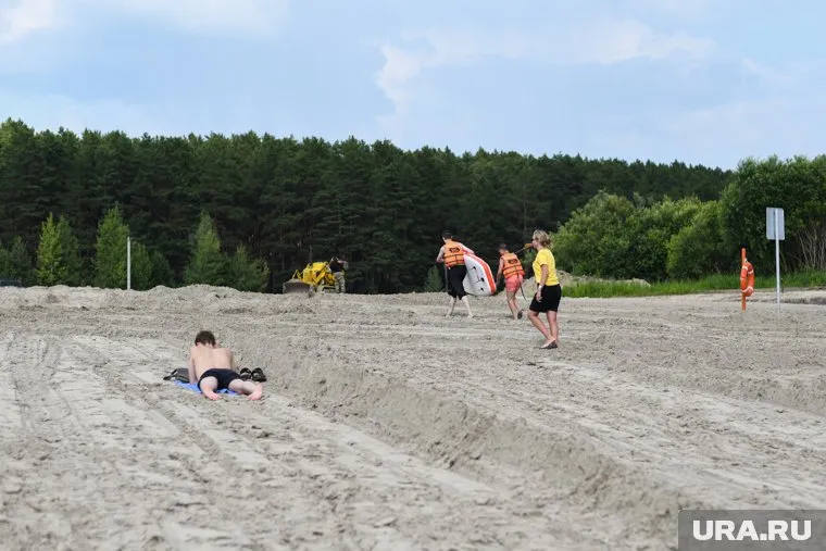 Место отдыха у озера обрабатывают от комаров (архивное фото)