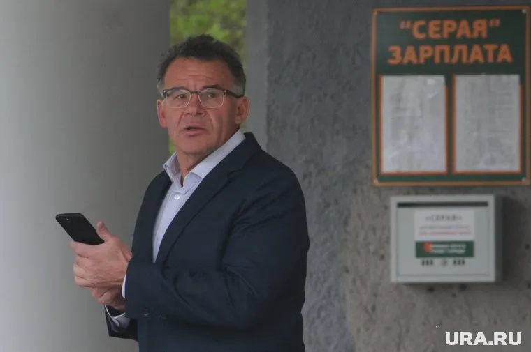 Одна из наиболее популярных теорий заговора в области гласит, что «серый кардинал» перешел в режим партизанской войны