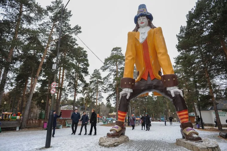 Рабочий визит Владимира Елистратова в Парк Гагарина. Челябинск, елистратов владимир, парк гагарина, великан, скульптура, гулливер