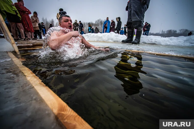 Если человек уже закалялся — можно задержаться в воде на минуту, если впервые — лучше ограничиться 10 секундами