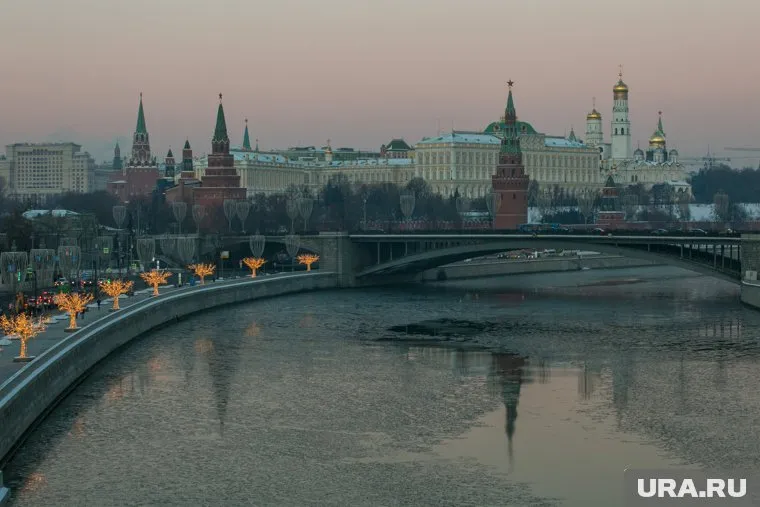Вода в Москве-реке теплее, чем в Черном море, заявили в Гидрометцентре