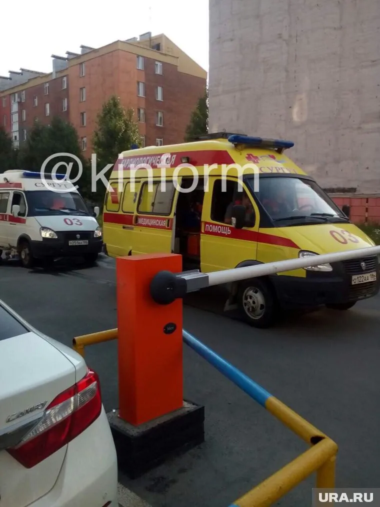 Шлагбаум перегородил выезд врачам