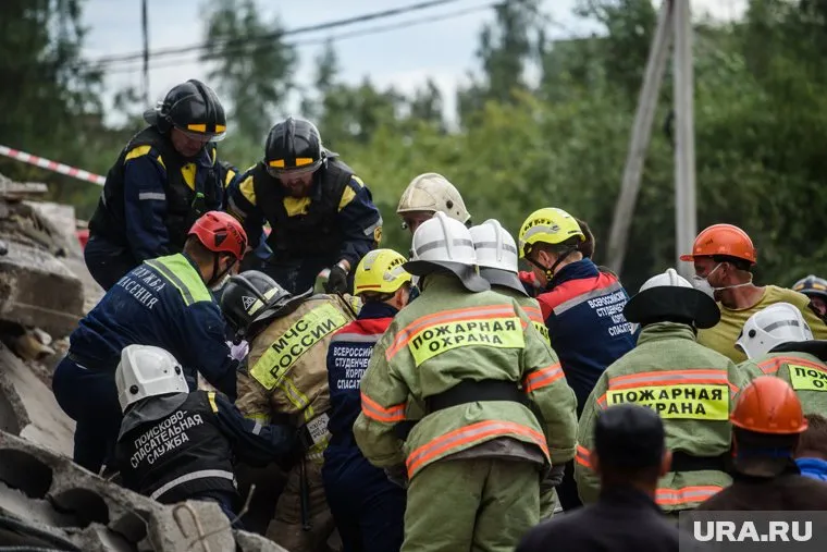 Под завалами был найден живой мужчина, сейчас спасатели пытаются его извлечь (архивное фото)