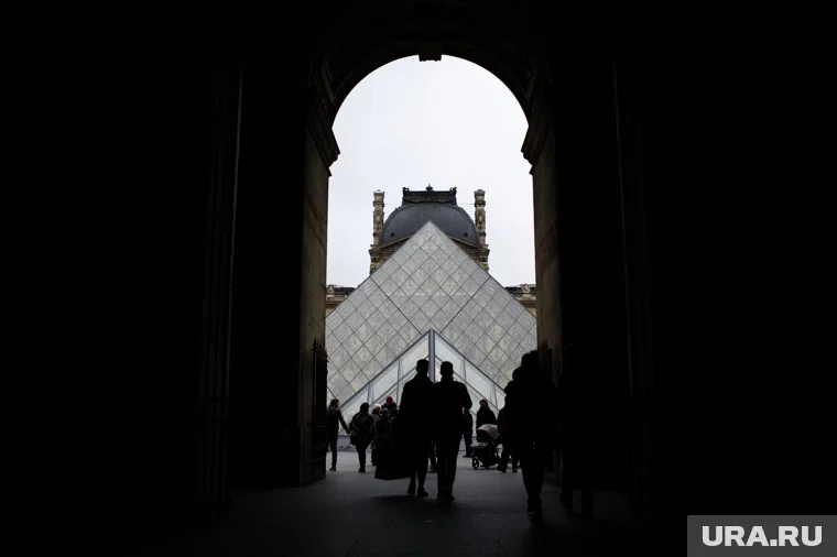 Злоумышленники разбили окна Лувра