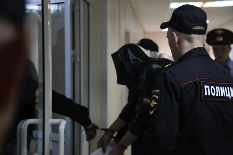 Суд по убийству владельца ресторана "СССР". Екатеринбург, конвой, наручники, сопровождение, преступник