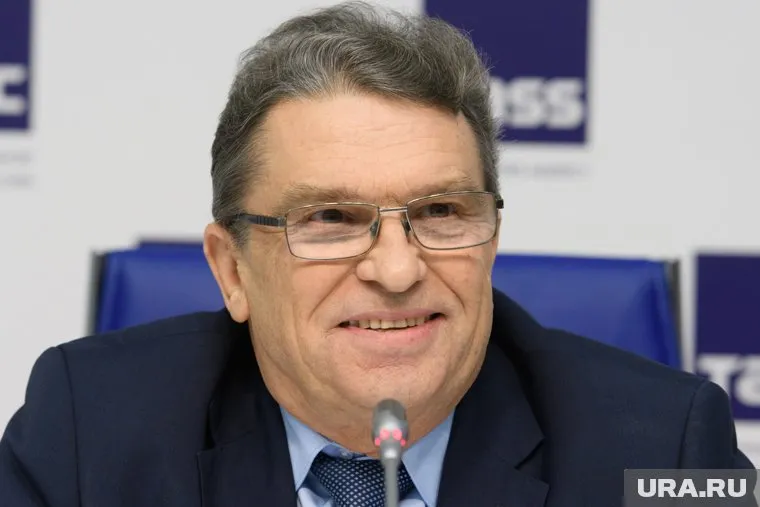 Анатолий Павлович выглядит бодро и улыбается