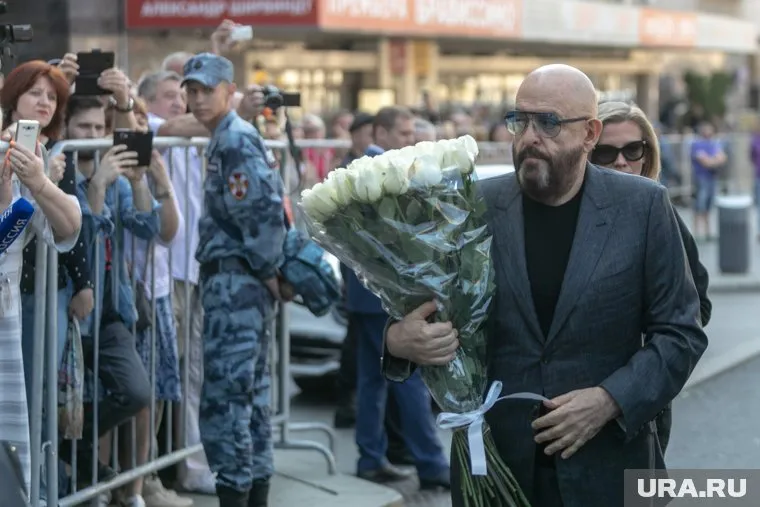 Хит «3 сентября» певец исполнит в прямом эфире в четверг, в 18:00 по МСК