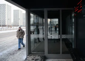 Власти ЯНАО объяснили недоступность теплых остановок в Ноябрьске