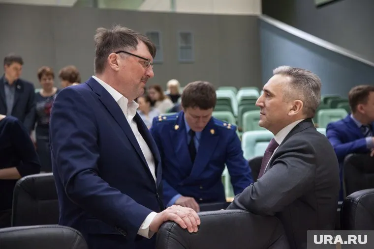 Назначенный лидер Тюменской области Александр Моор (справа) готовится выйти на работу в новом статусе