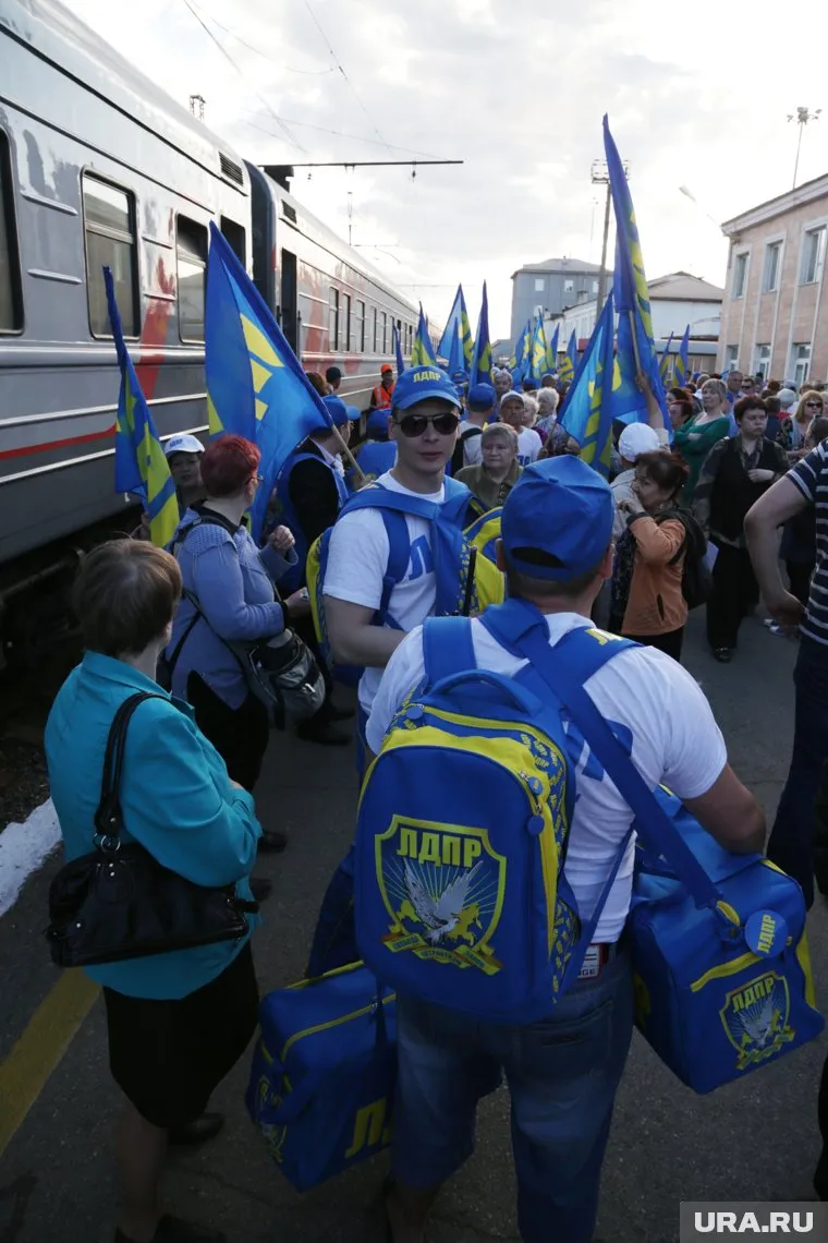 Школьникам из Кизела на 1 сентября выдали рюкзаки с символикой ЛДПР