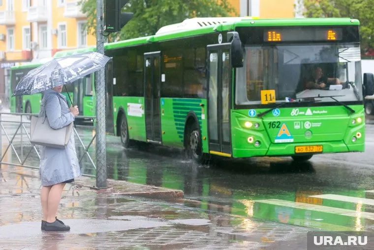 Судя по видео, в автобус стрелял молодой человек