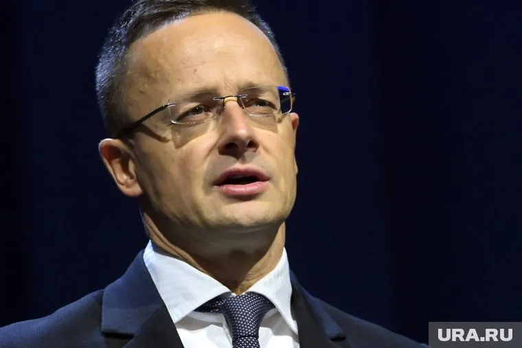 Решение украинского конфликта должно произойти за столом переговоров, заявил Петер Сийярто