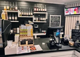 Надкусанная булка за грязным столом: чем удивила кофейня в Заозерном районе Кургана