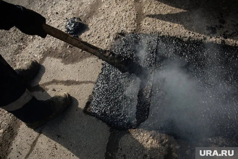 Полностью выполнить свою работу асфальтоукладчикам помешала оставленная машина