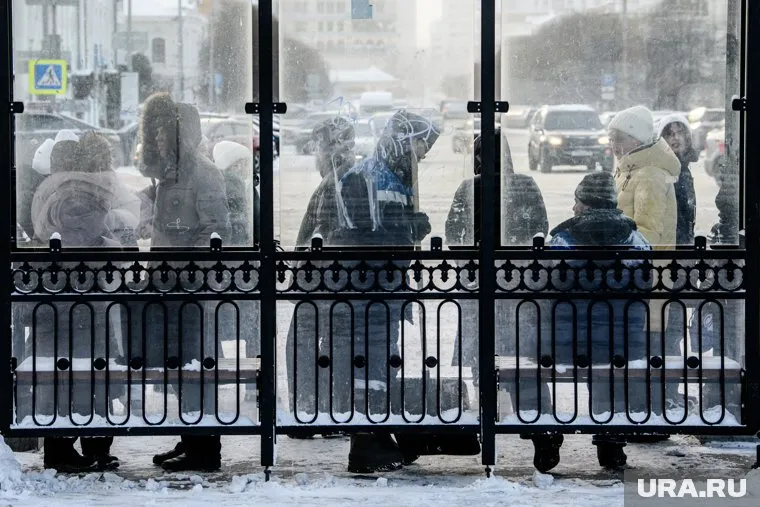 Местные жители ждут более часа приезда автобуса