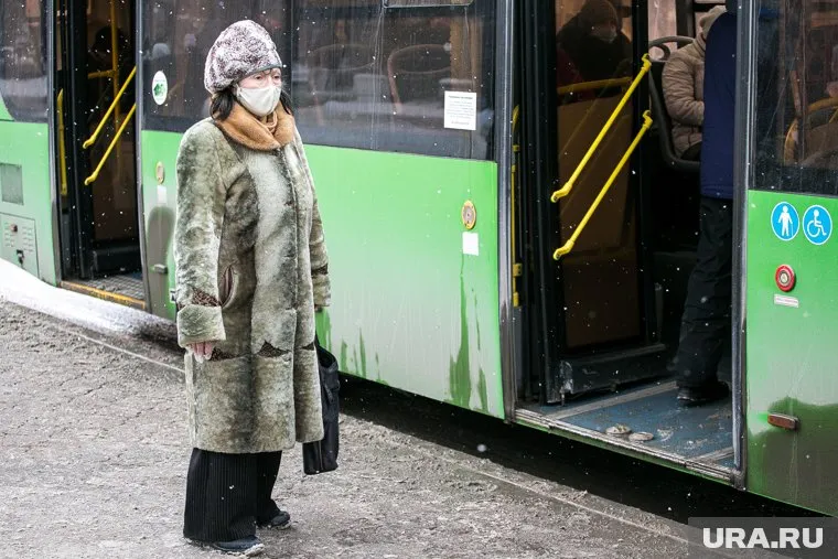 Пожилая инвалид упала в автобусе и сломала бедро (архивное фото)