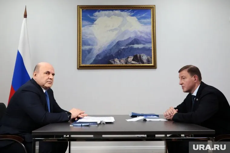 Премьер-министр РФ Михаил Мишустин (слева) в Горно-Алтайске встретился с врио главы Республики Алтай Андреем Турчаком (справа)