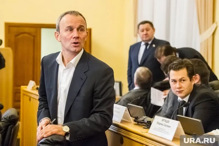 Единоросс Олег Чемезов (на фото слева) в 2016 году заработал в пять раз меньше своего зятя, либерал-демократа Глеба Трубина (на фото крайний справа)