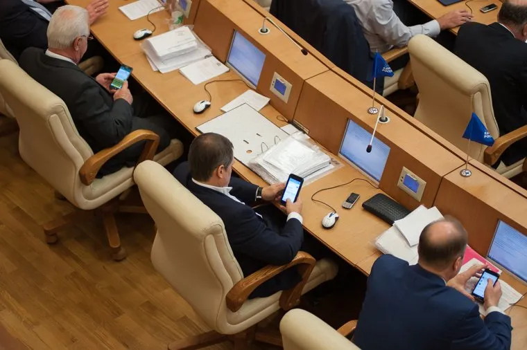 Законодательное собрание Свердловской области. Екатеринбург, гаджеты, телефоны, смартфоны, депутаты, зависимость