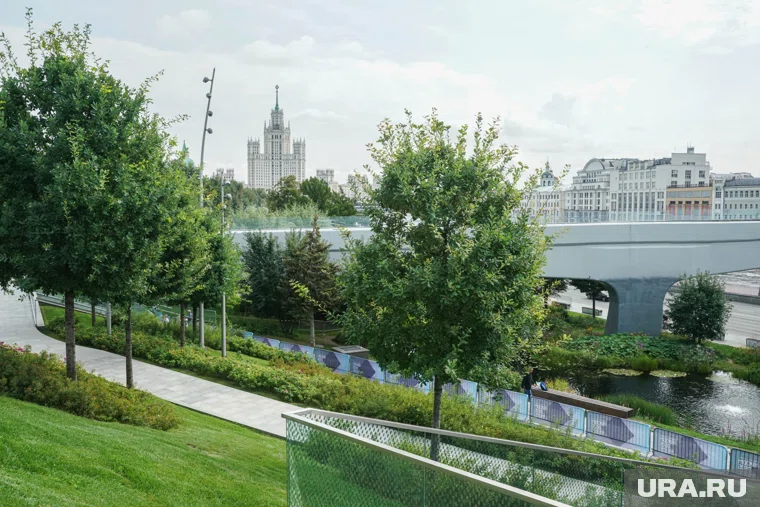 Женщина упала в Москву-реку