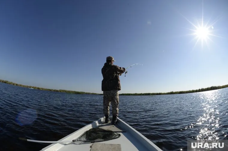 Мужчине удалось вытащить добычу из воды